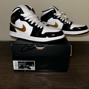 Air Jordan 1 Mid

Men 7.5 = Women 9.5
